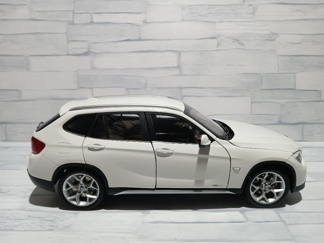 1/18 BMW X1 ディーラー品　ミニカー　ホワイト　内装ブラウン