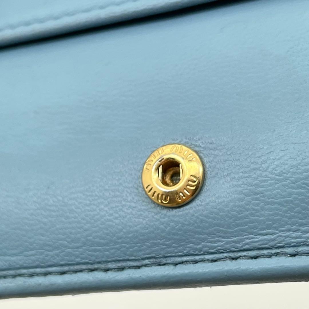 ミュウミュウ 二つ折り財布 マテラッセ クリスタル ビジュー ロゴ金具 レザー