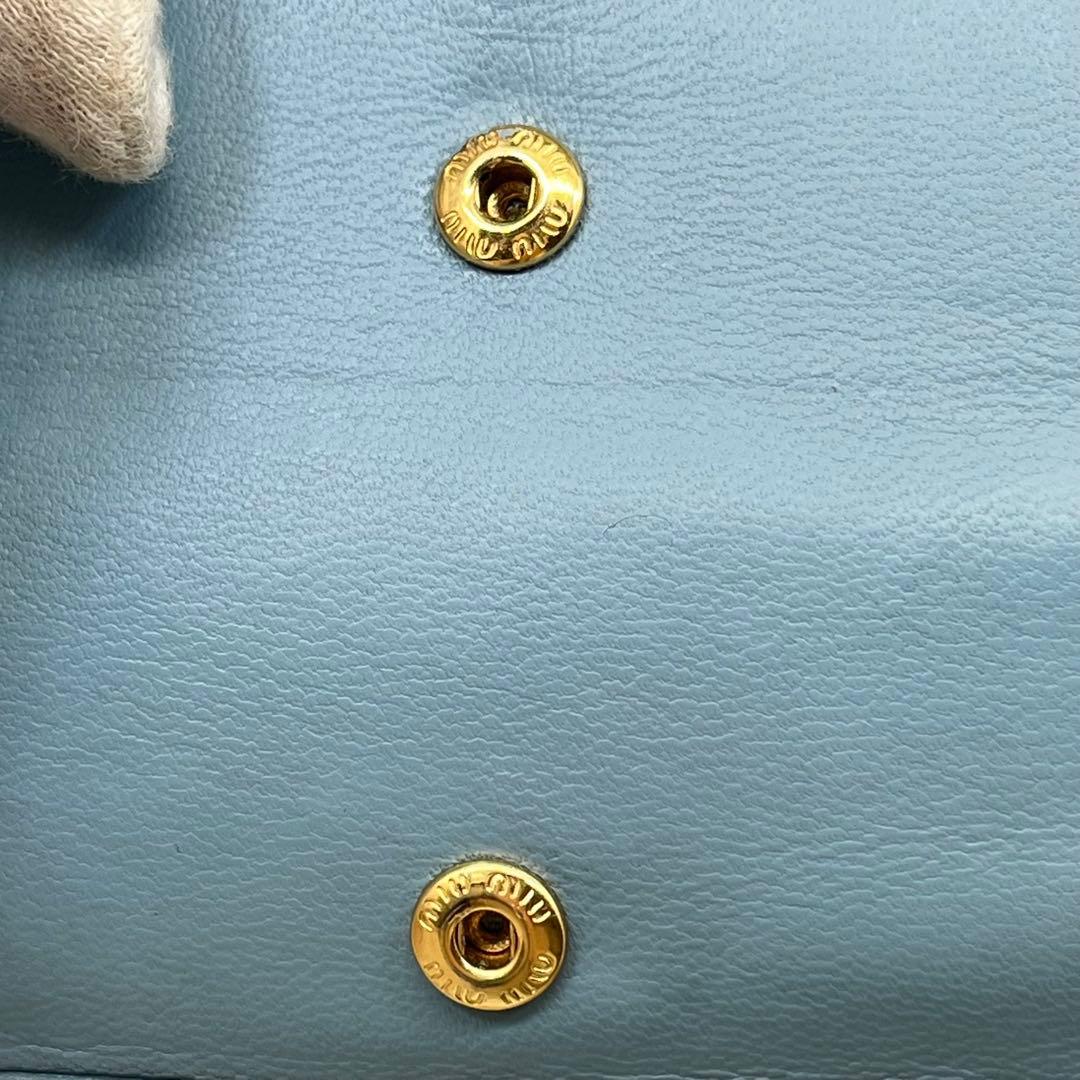 ミュウミュウ 二つ折り財布 マテラッセ クリスタル ビジュー ロゴ金具 レザー