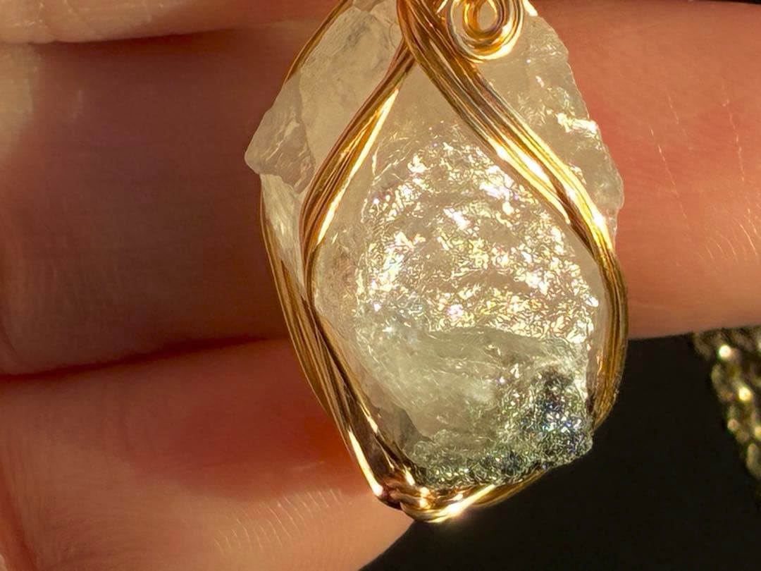 最終価格　ロシア産　フェナカイト　虹入H&E社証明書　原石　ペンダントトップ