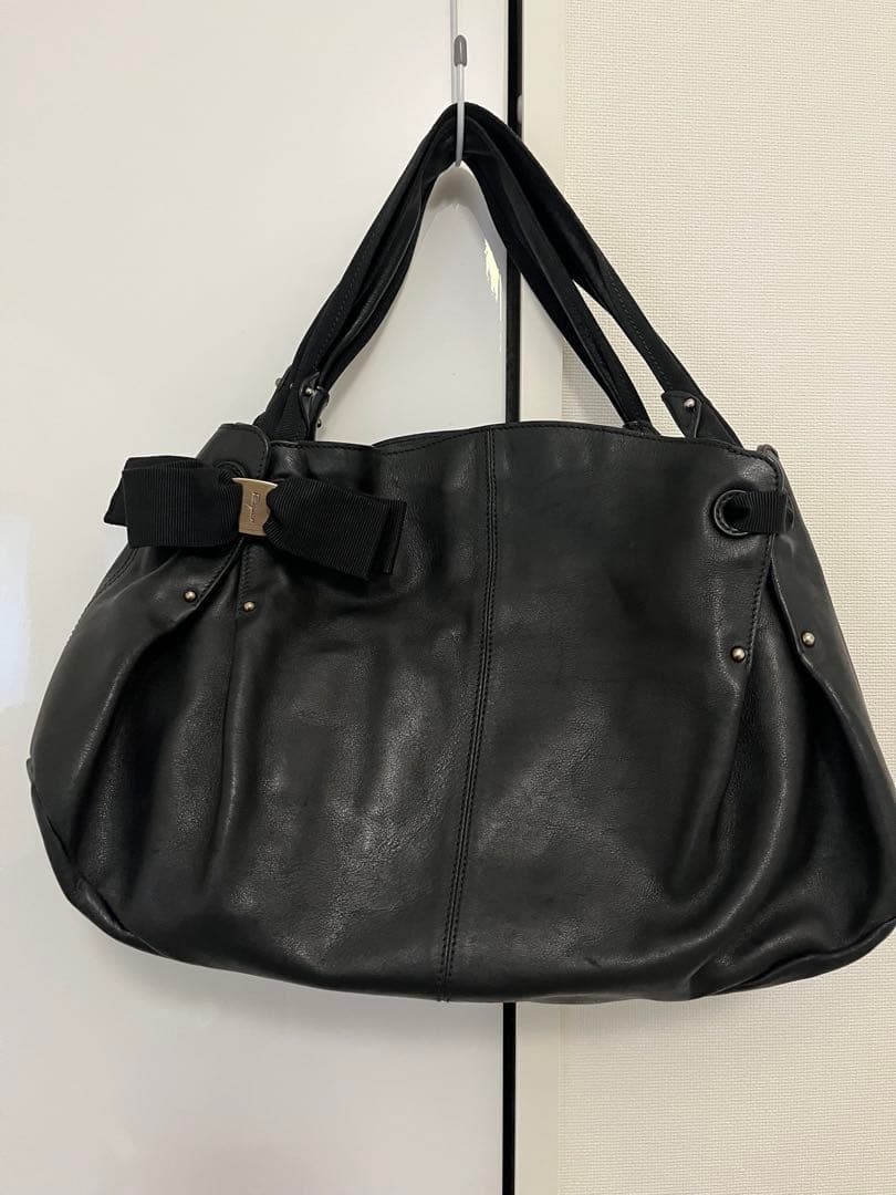 フェラガモ　リボン付きブラックレザートートバッグ