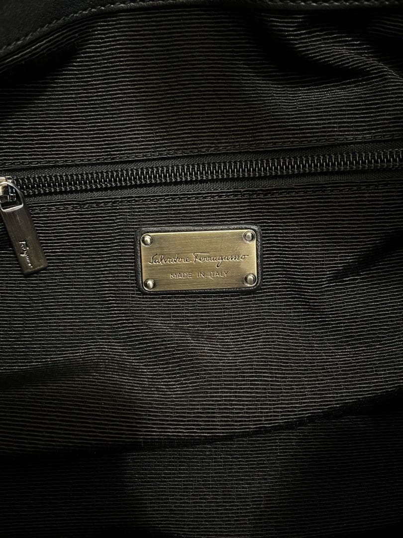 フェラガモ　リボン付きブラックレザートートバッグ