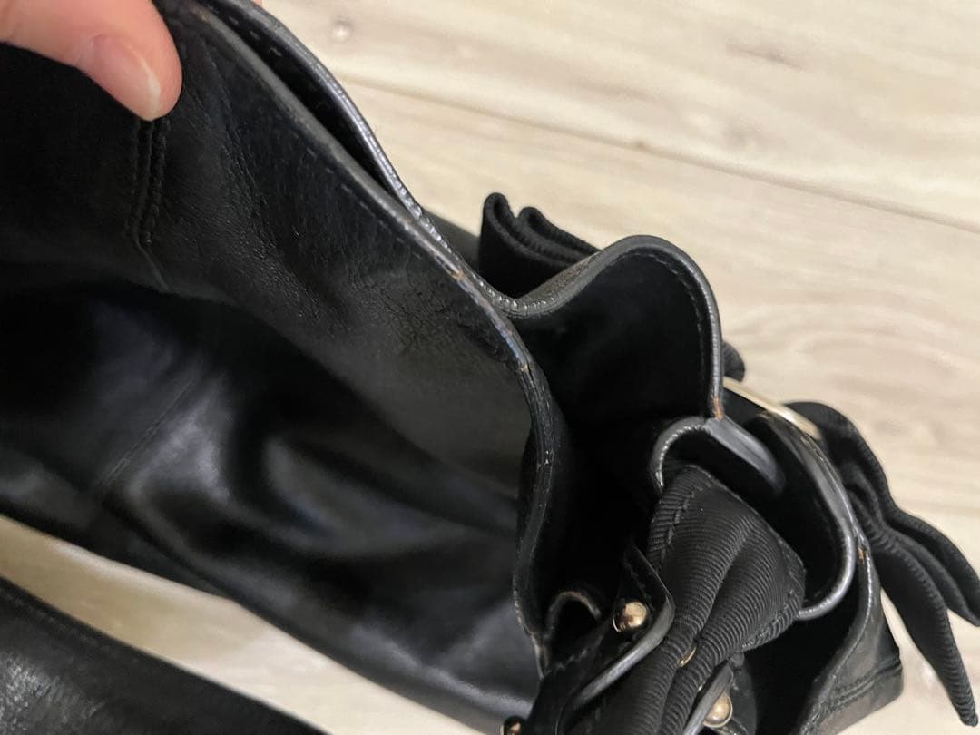 フェラガモ　リボン付きブラックレザートートバッグ