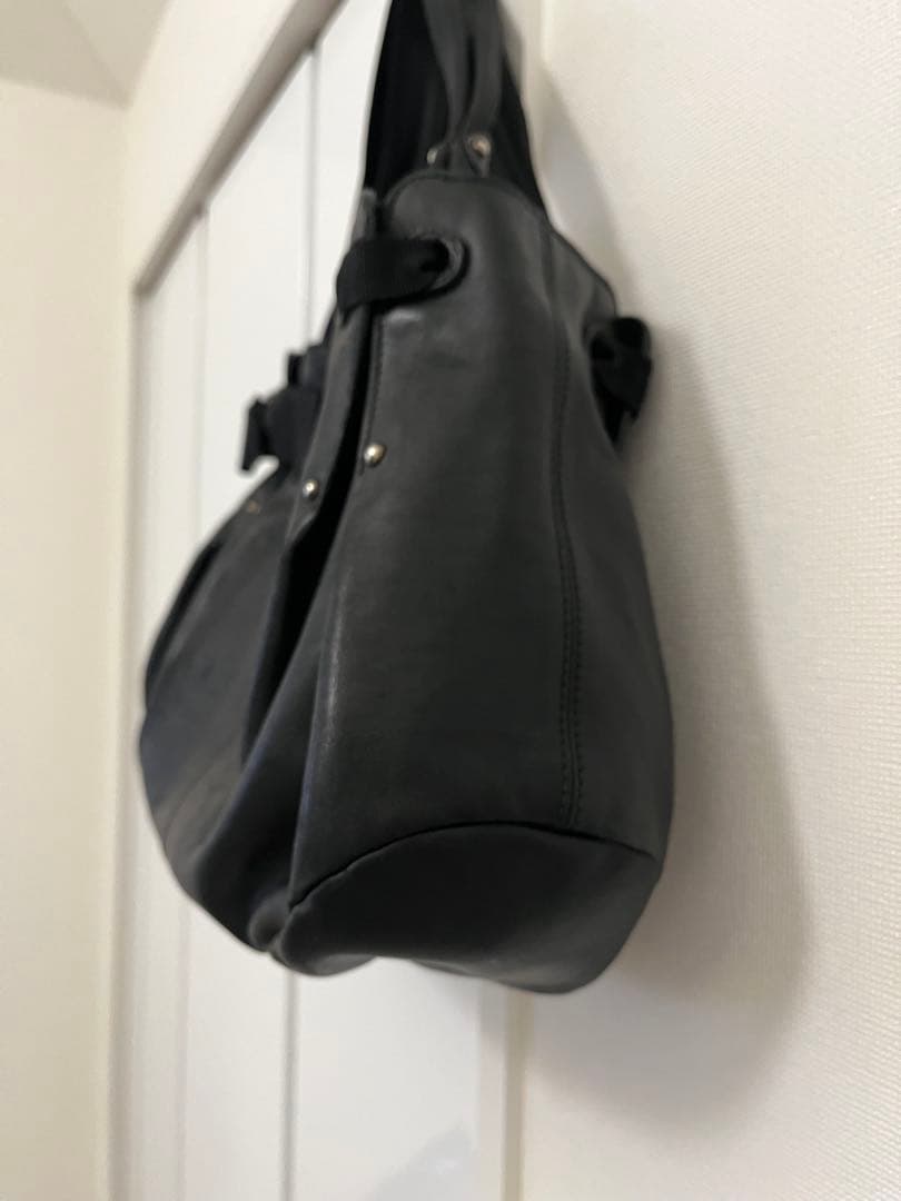 フェラガモ　リボン付きブラックレザートートバッグ