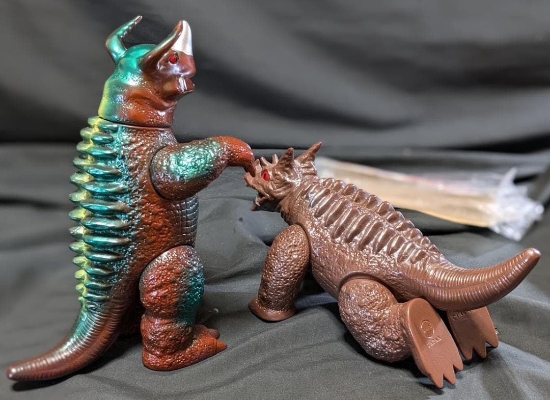 パゴス四足歩行版・ネロンガ（マルサン）ソフビフィギュア２体セット