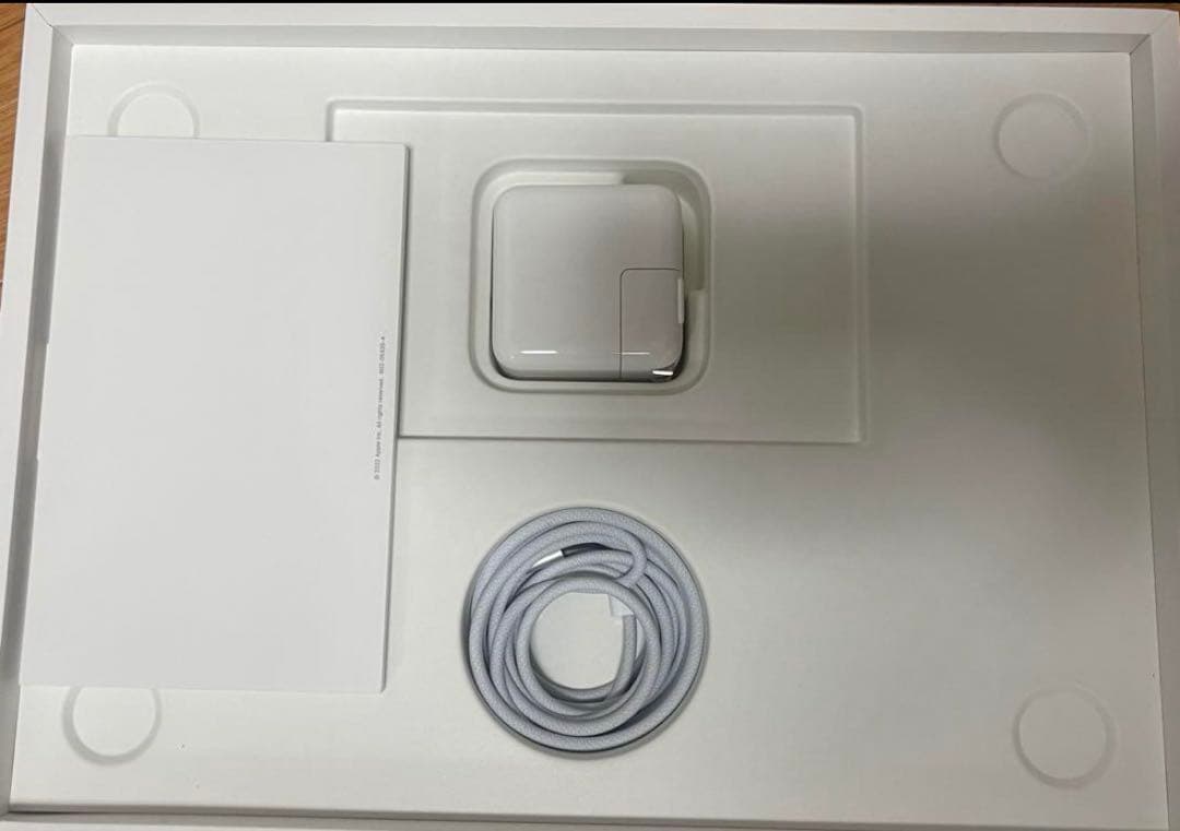 ほぼ新品　M2 13インチMacBook Air シルバー 8GB 256GB