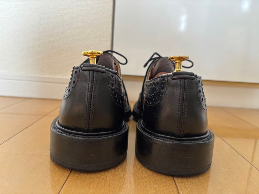 トリッカーズ黒ウィングチップ