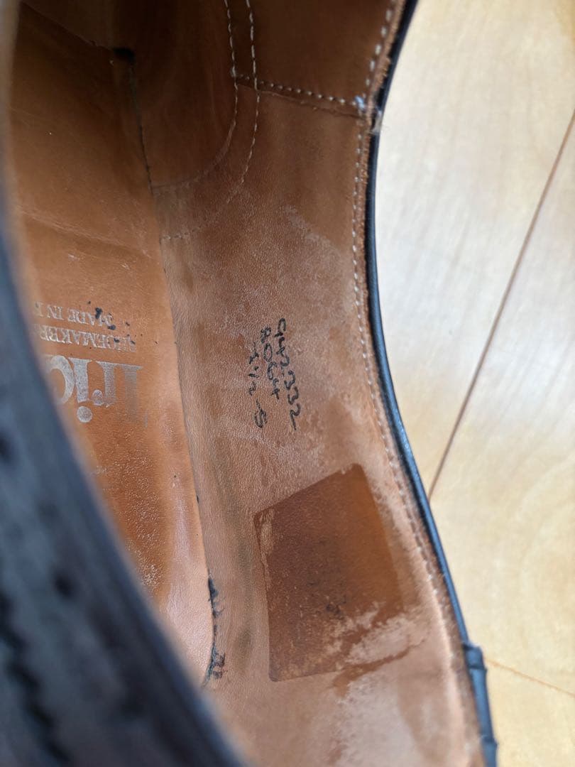 トリッカーズ黒ウィングチップ