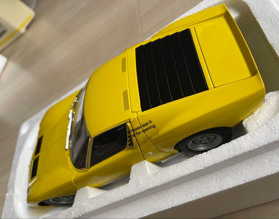 絶版新品　オートアート1/18 ランボルギーニ　ミウラP400SV イエロー