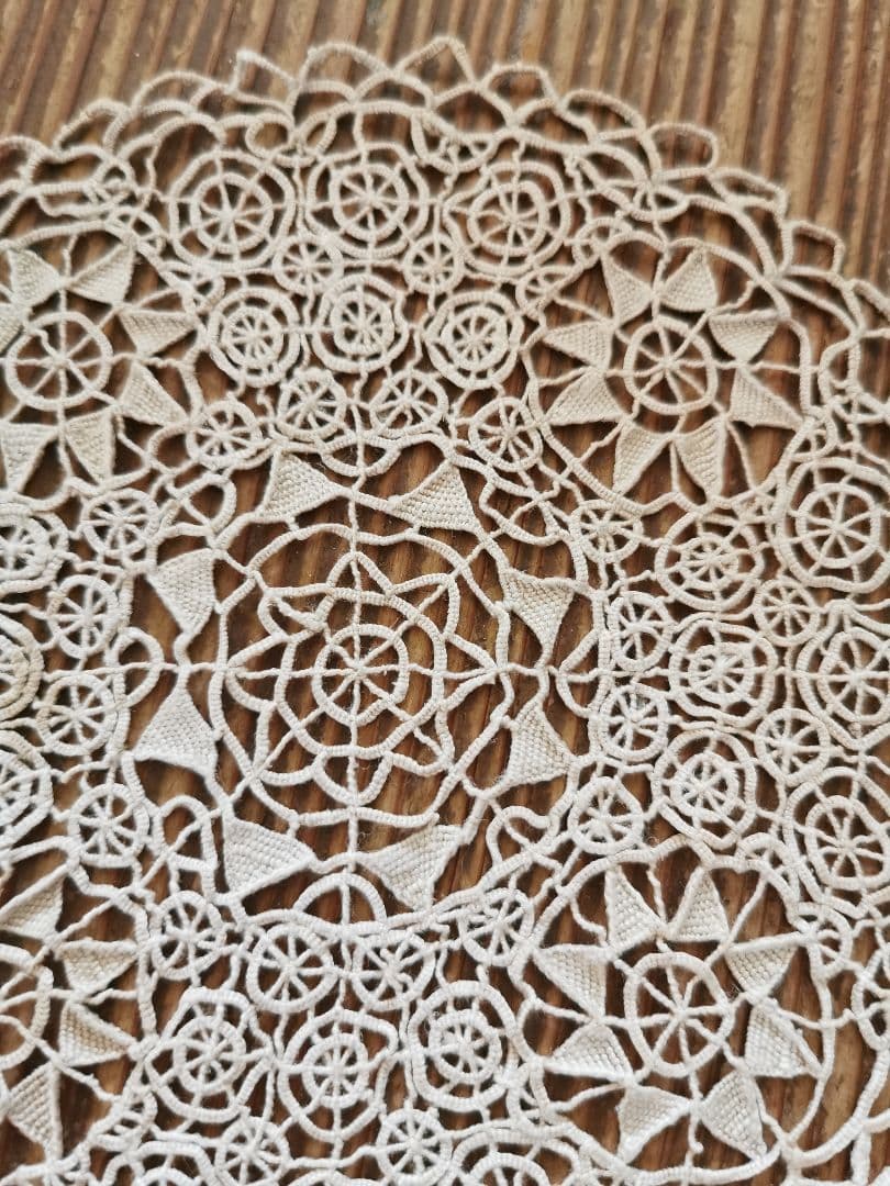 アンティーク レティセラレース 線状のニードルワーク プントインアリアドイリー