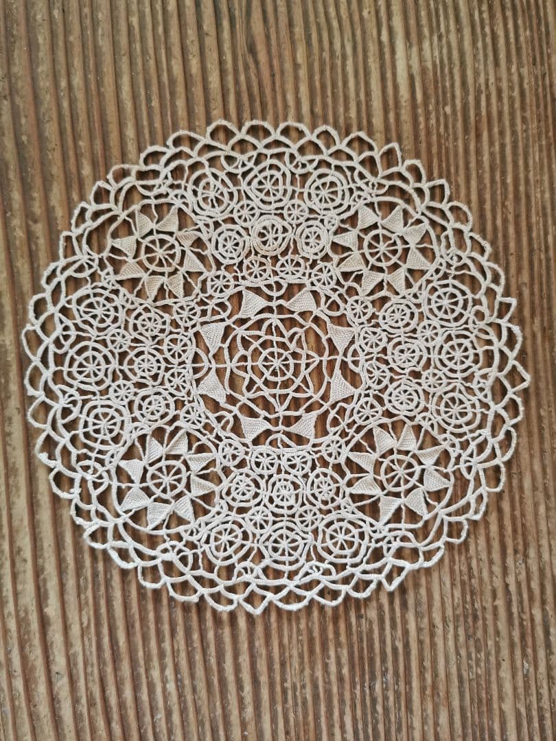 アンティーク レティセラレース 線状のニードルワーク プントインアリアドイリー