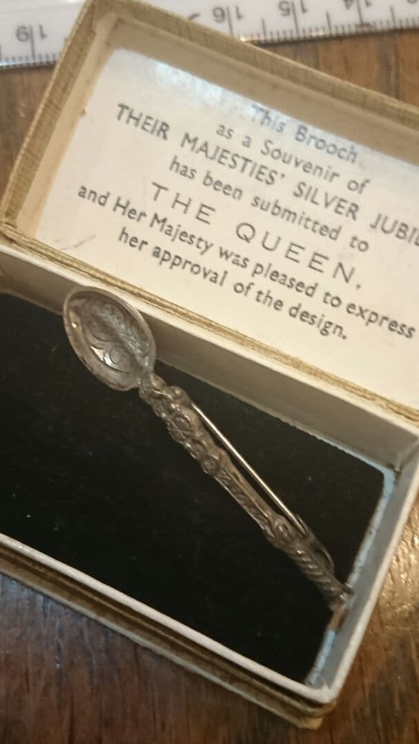 おまとめ購入歓迎、箱付き、ベビースプーンのブローチ、誕生祝い