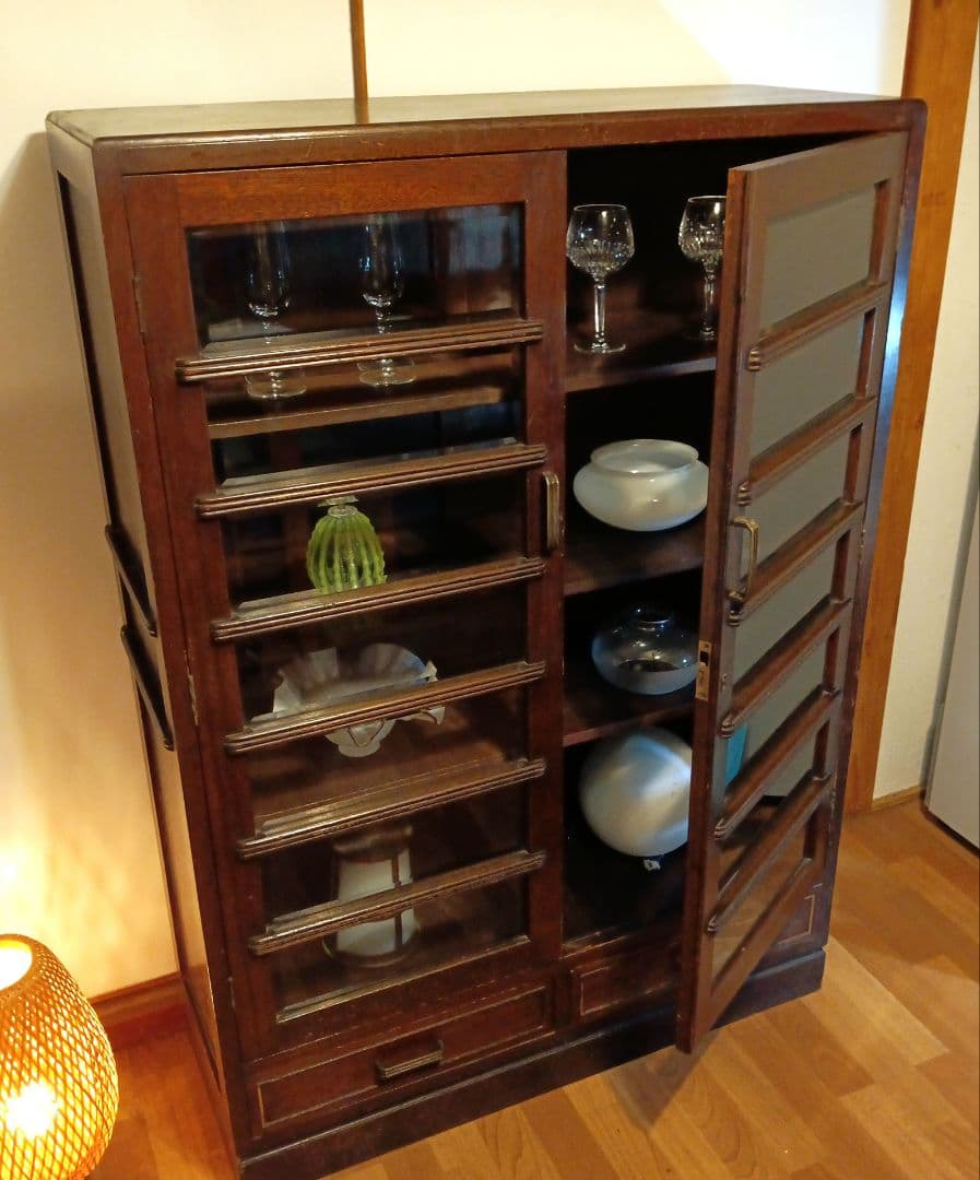 ガラス　キャビネット　本棚　箪笥　 サイドボード