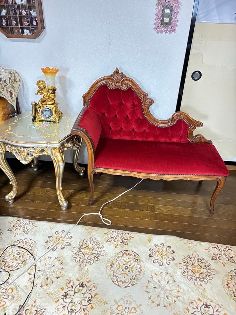 貓脚 クラシック 赤い布張りソファ