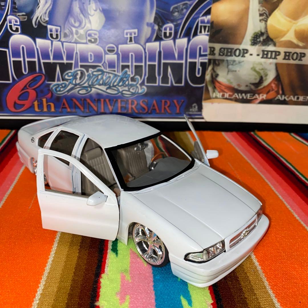 DUBシェビーインパラ　ミニカー　１／２４　色ホワイト