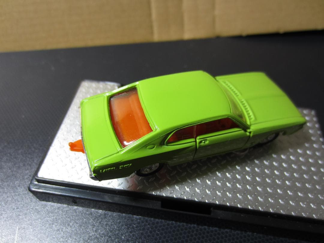 黒箱トミカ／【朱色シート】日産ローレル 2ドアハードトップ【牽引フック付】