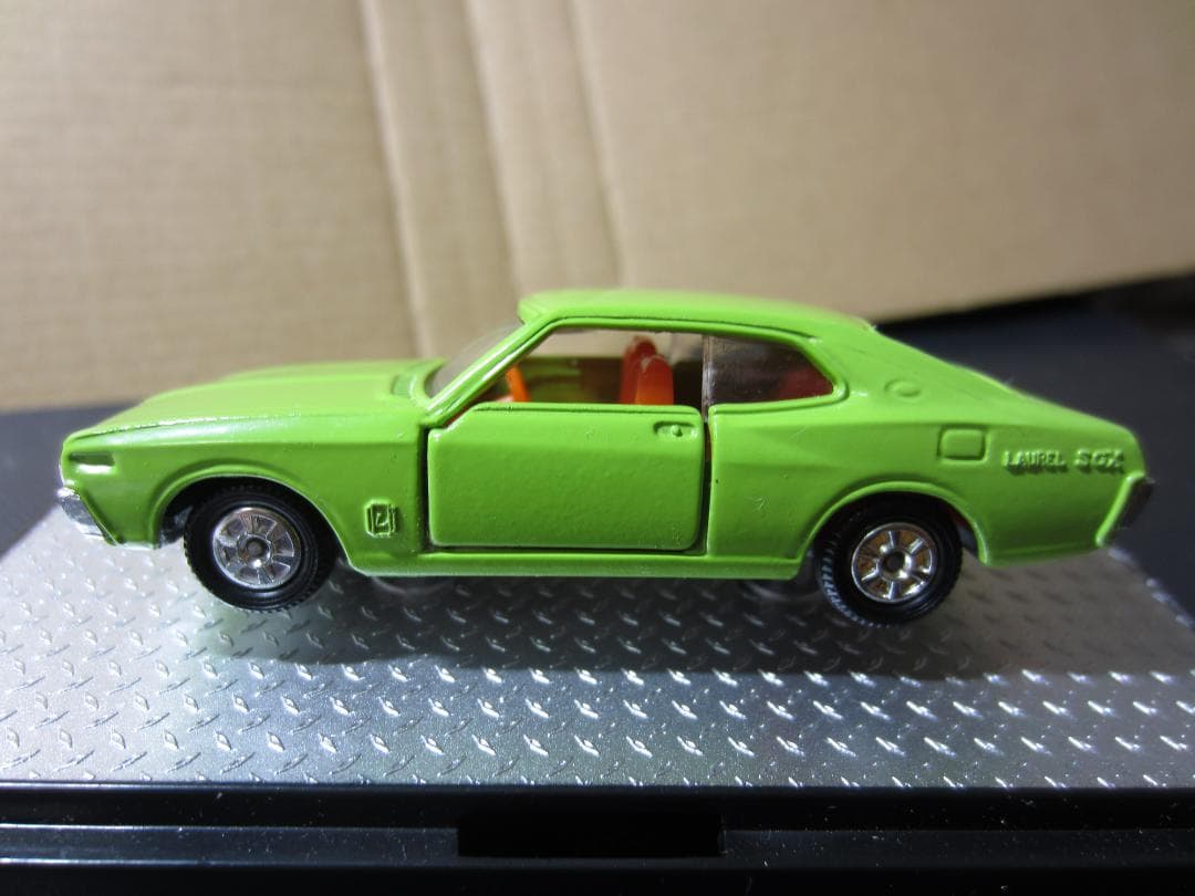 黒箱トミカ／【朱色シート】日産ローレル 2ドアハードトップ【牽引フック付】