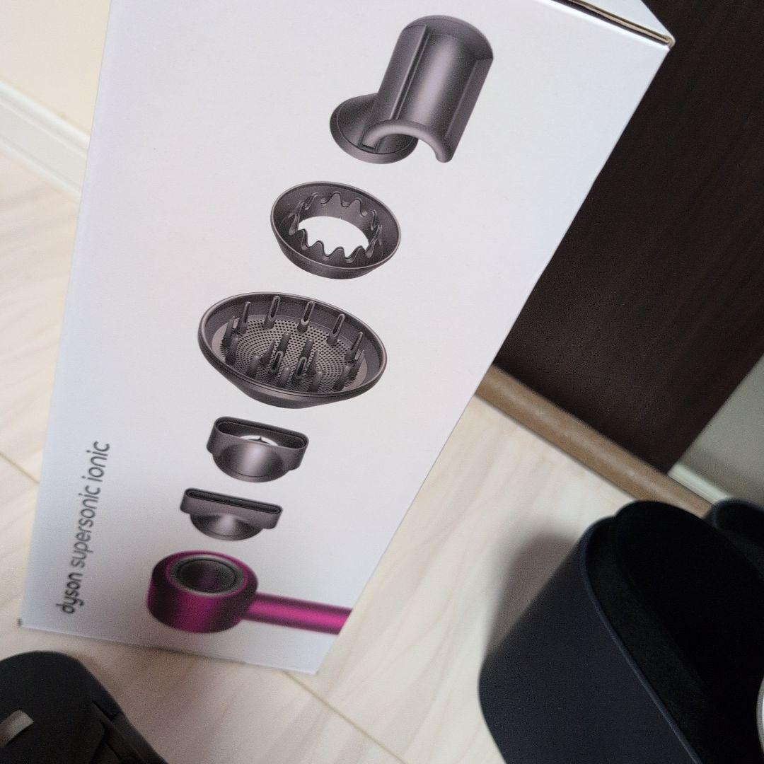 美品　ダイソン　ドライヤー　HD08ULFFFN アタッチメント未使用