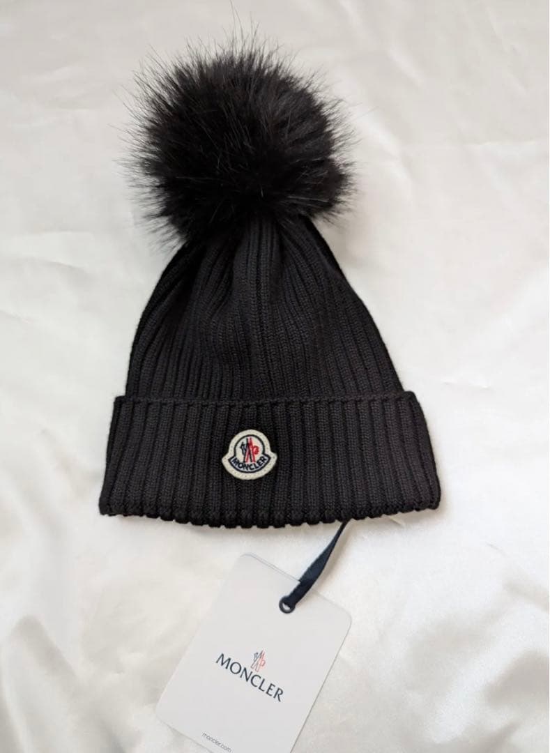 MONCLER ブラック ニット帽 ファー付きポンポン