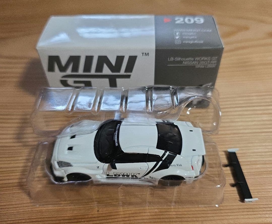 MINI GT NISSAN GT-R 1/64 完売品 激レア 右ハンドル