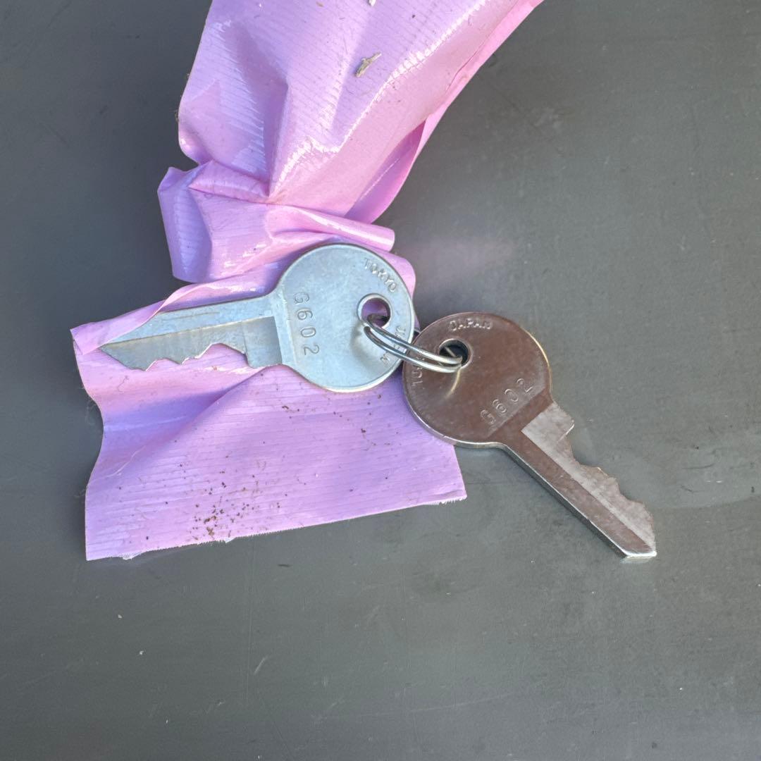 グレー金属製ガラス扉キャビネット　直接配送及び引き取りのみ