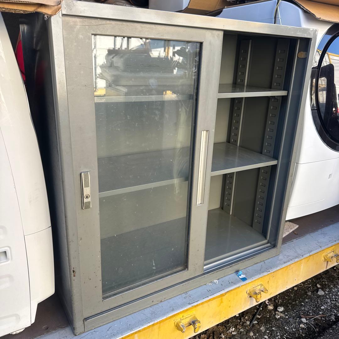 グレー金属製ガラス扉キャビネット　直接配送及び引き取りのみ