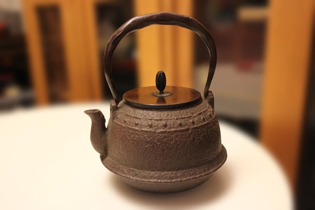 古鉄瓶　　釜師造　小振り鉄瓶　「水漏れなし・状態良好」 　未使用に近い