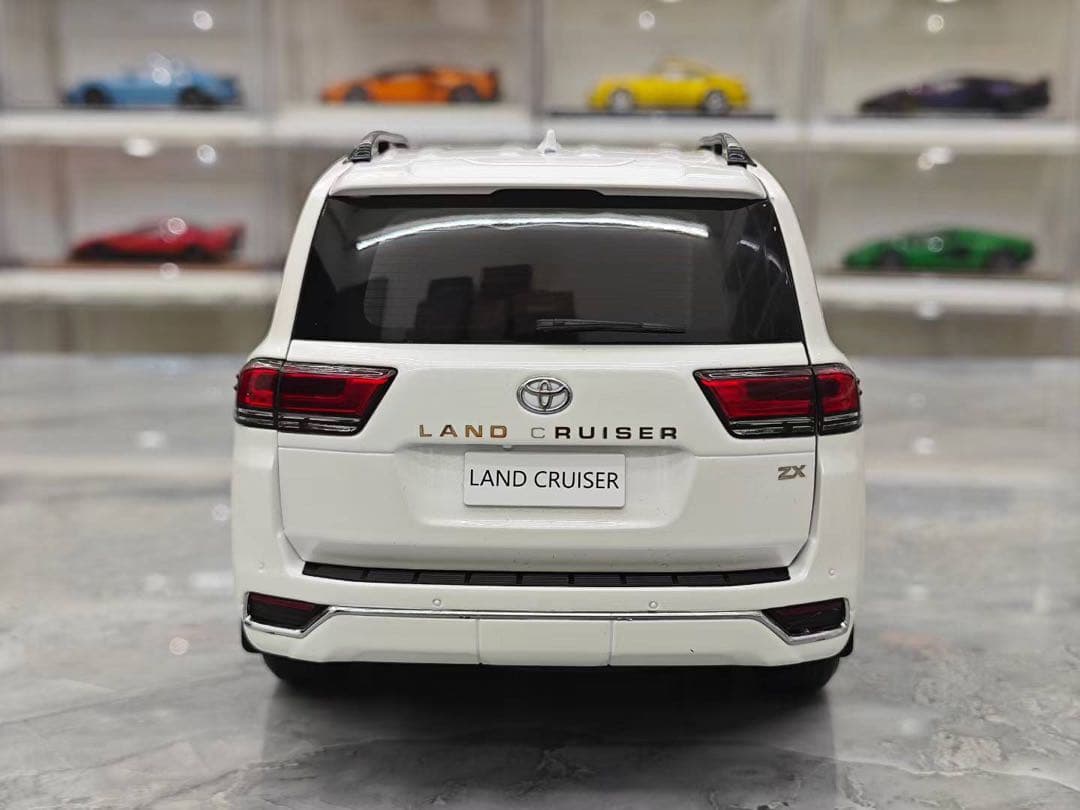 新発売 LCD 1/18 トヨタ ランドクルーザー 全開閉 ミニカー ホワイト