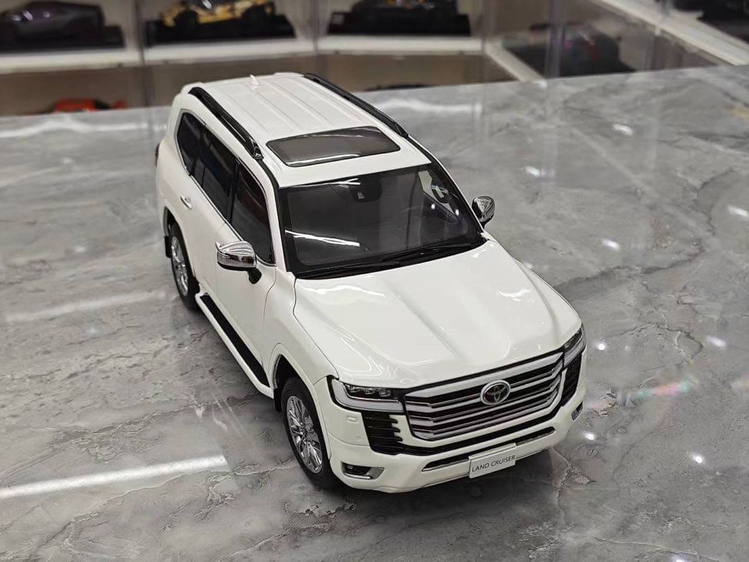 新発売 LCD 1/18 トヨタ ランドクルーザー 全開閉 ミニカー ホワイト