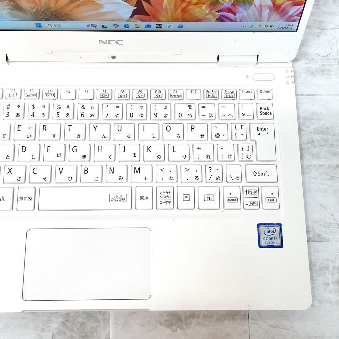 美品✨薄型軽量✨持ち運びに‼️ノートパソコン✨SSD カメラ フルHD A4