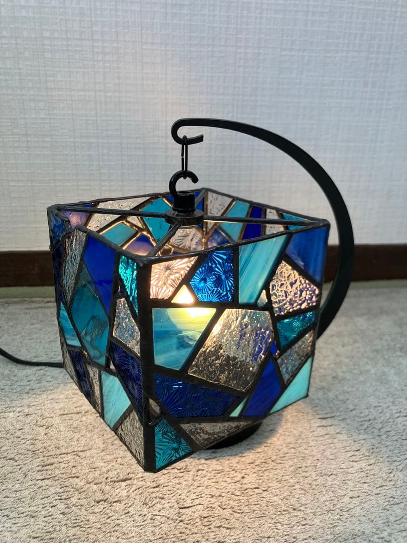 ステンドグラス、青のモザイクランプ