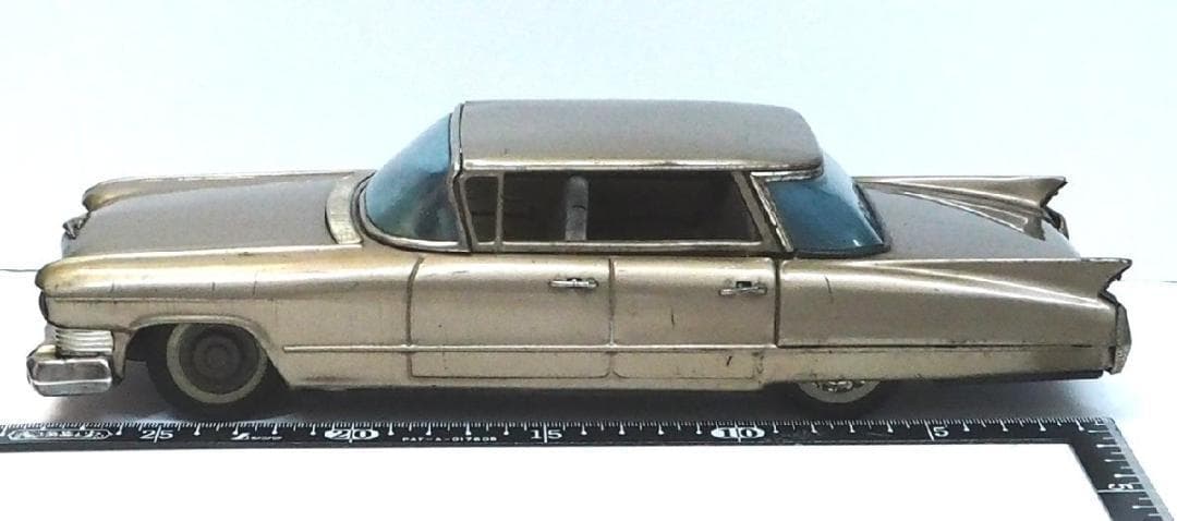 萬代屋【キャデラック セダン 大サイズ黄土】ブリキtin toy car【箱無】