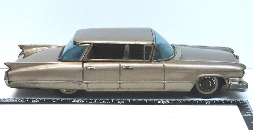 萬代屋【キャデラック セダン 大サイズ黄土】ブリキtin toy car【箱無】