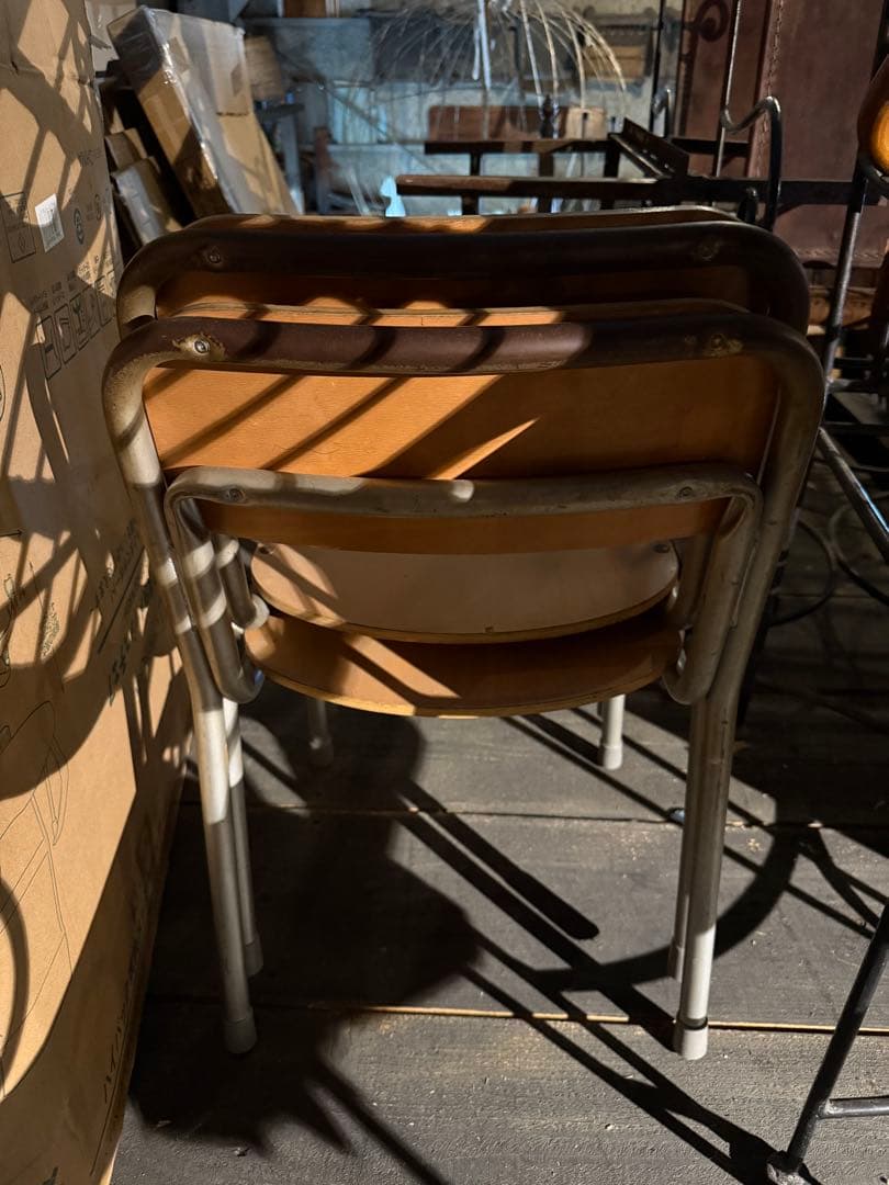 学校の椅子 1／２