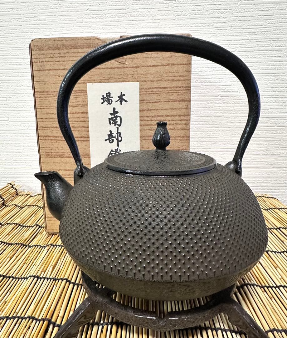 未使用、供箱付　南部秀山堂南部伝統工芸士 佐藤 勝弘造アラレ 南部鉄瓶 南部鉄器