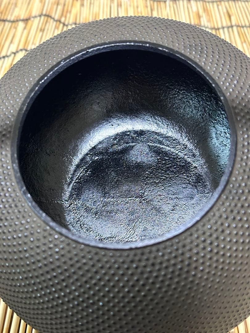 未使用、供箱付　南部秀山堂南部伝統工芸士 佐藤 勝弘造アラレ 南部鉄瓶 南部鉄器