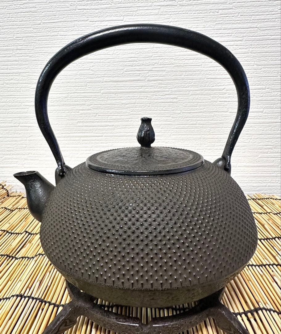 未使用、供箱付　南部秀山堂南部伝統工芸士 佐藤 勝弘造アラレ 南部鉄瓶 南部鉄器