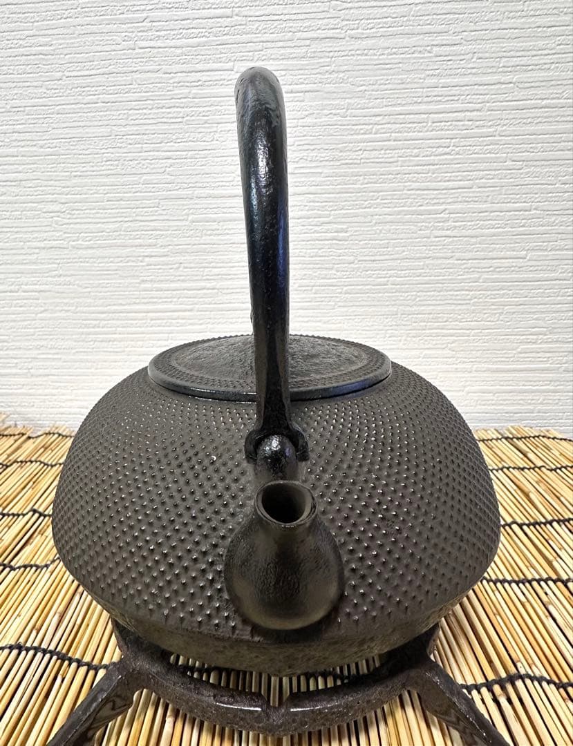 未使用、供箱付　南部秀山堂南部伝統工芸士 佐藤 勝弘造アラレ 南部鉄瓶 南部鉄器