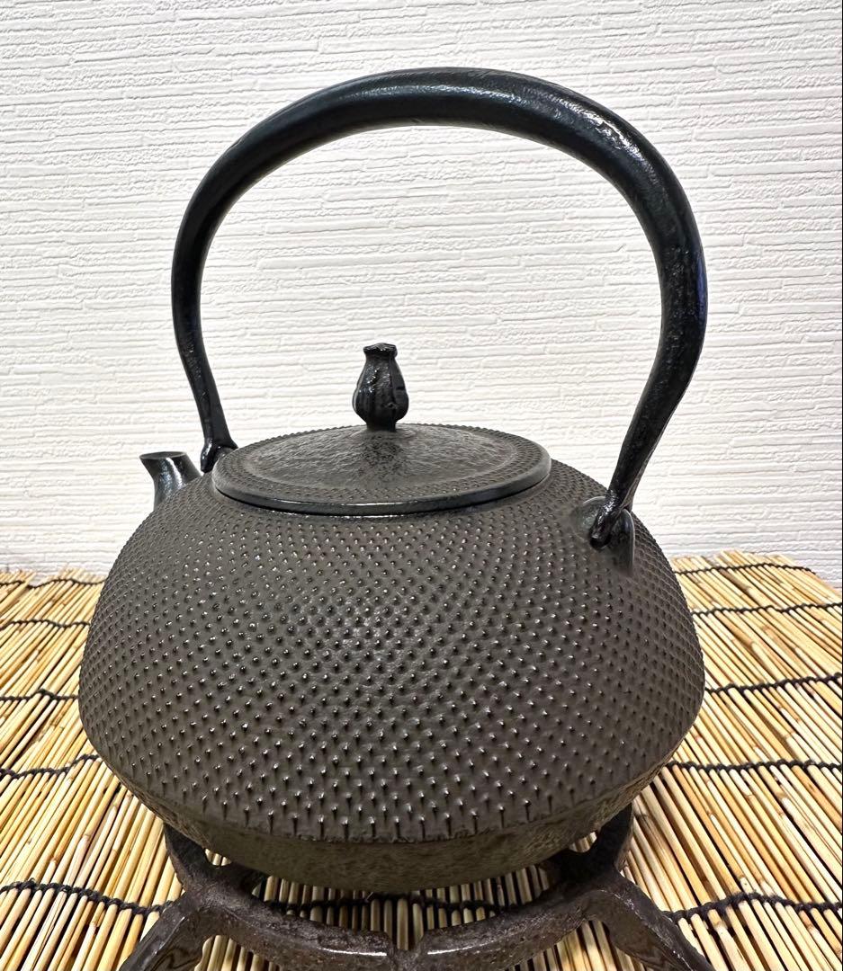 未使用、供箱付　南部秀山堂南部伝統工芸士 佐藤 勝弘造アラレ 南部鉄瓶 南部鉄器