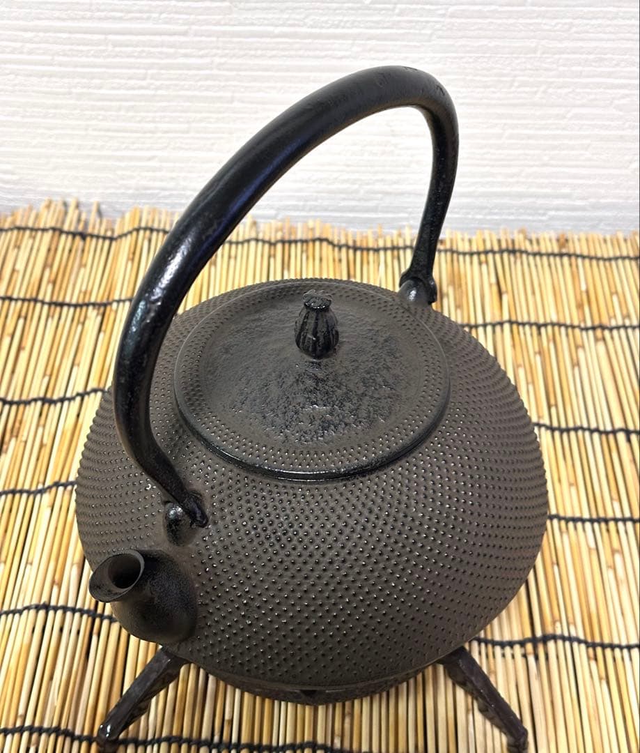 未使用、供箱付　南部秀山堂南部伝統工芸士 佐藤 勝弘造アラレ 南部鉄瓶 南部鉄器