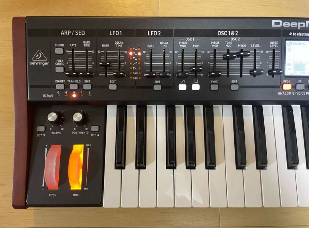 Behringer DeepMind 12 アナログシンセサイザー
