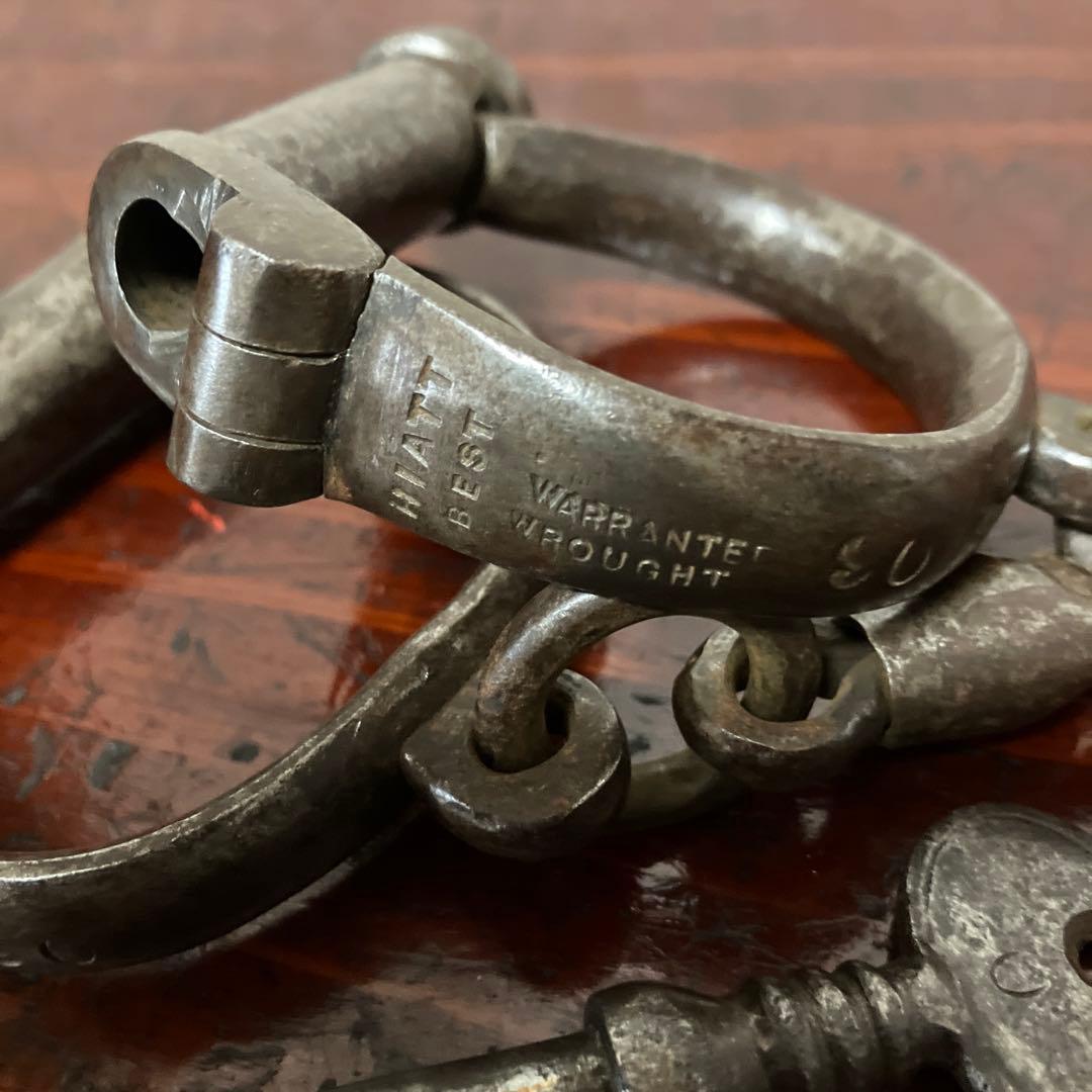 イギリス「ＨＩＡＴＴ」社のアンティーク鉄製ハンドカフ　鍵付き