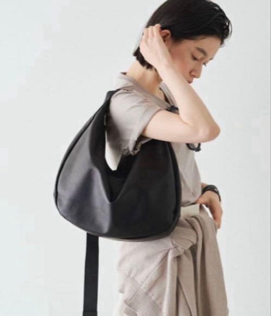 超美品ラシット今期A4入るソフトレザーラウンドビッグショルダーバッグ金具シルバー