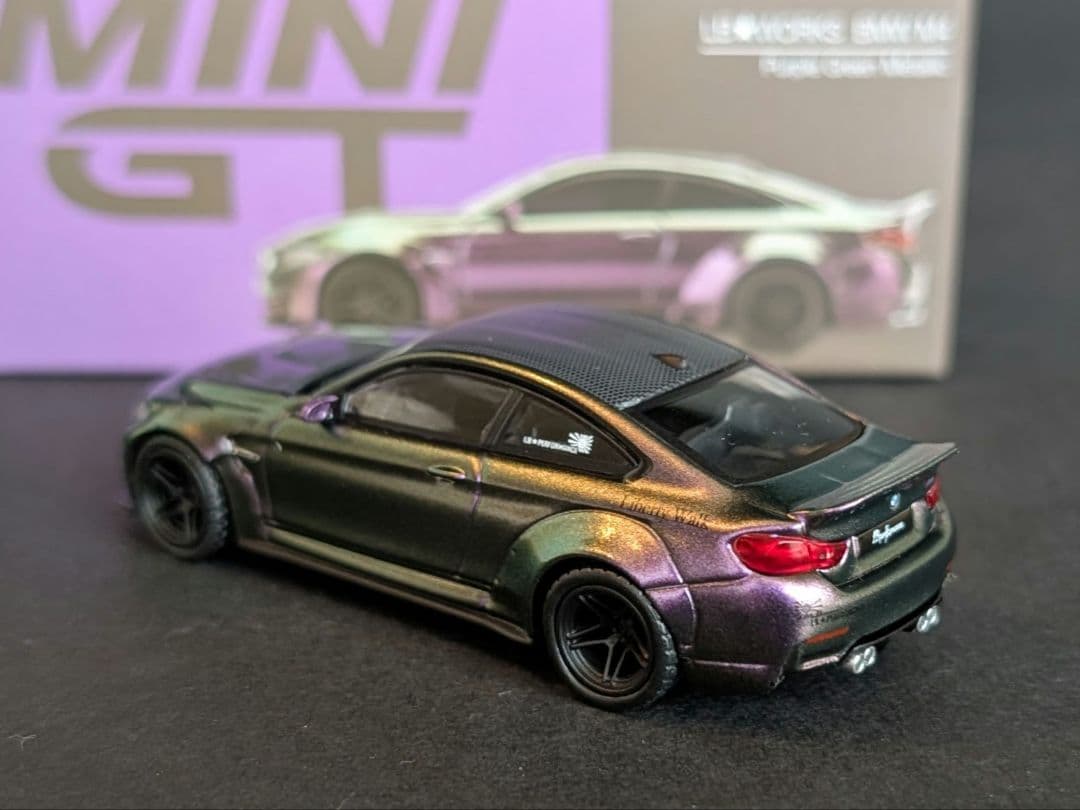 MINI GT 1/64 LBWK BMW M4 パープルグリーンメタリック