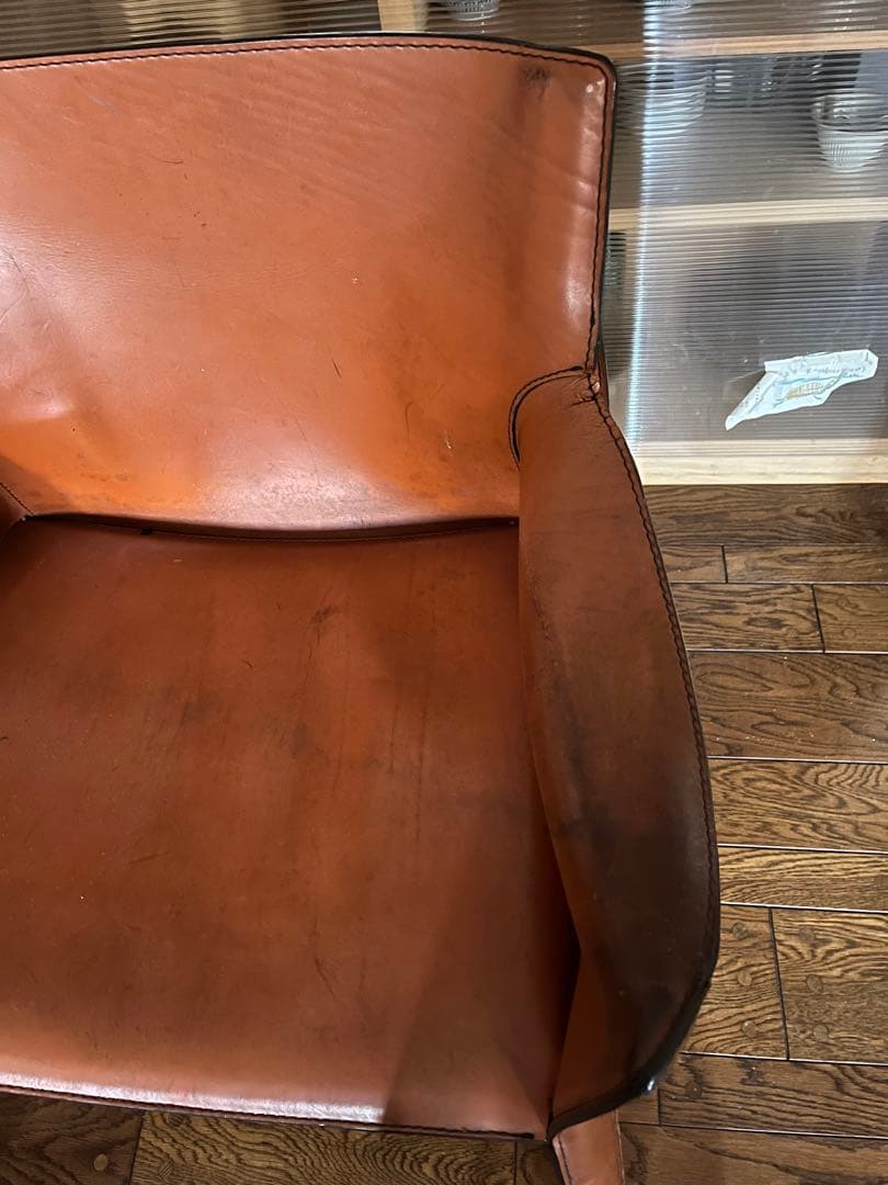 カッシーナのラウンジアームチェア、スチールフレームを本革で包む。ビンテージ品。