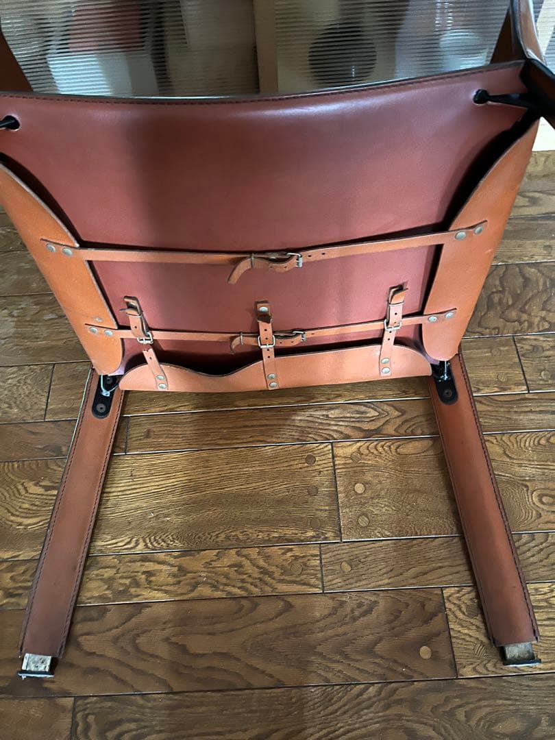 カッシーナのラウンジアームチェア、スチールフレームを本革で包む。ビンテージ品。