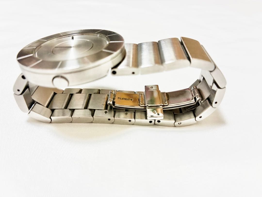 イッセイミヤケISSEY MIYAKE腕時計ＴＯ吉岡徳仁デザイン シルバー