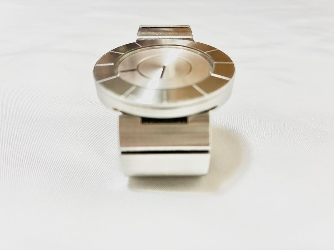 イッセイミヤケISSEY MIYAKE腕時計ＴＯ吉岡徳仁デザイン シルバー