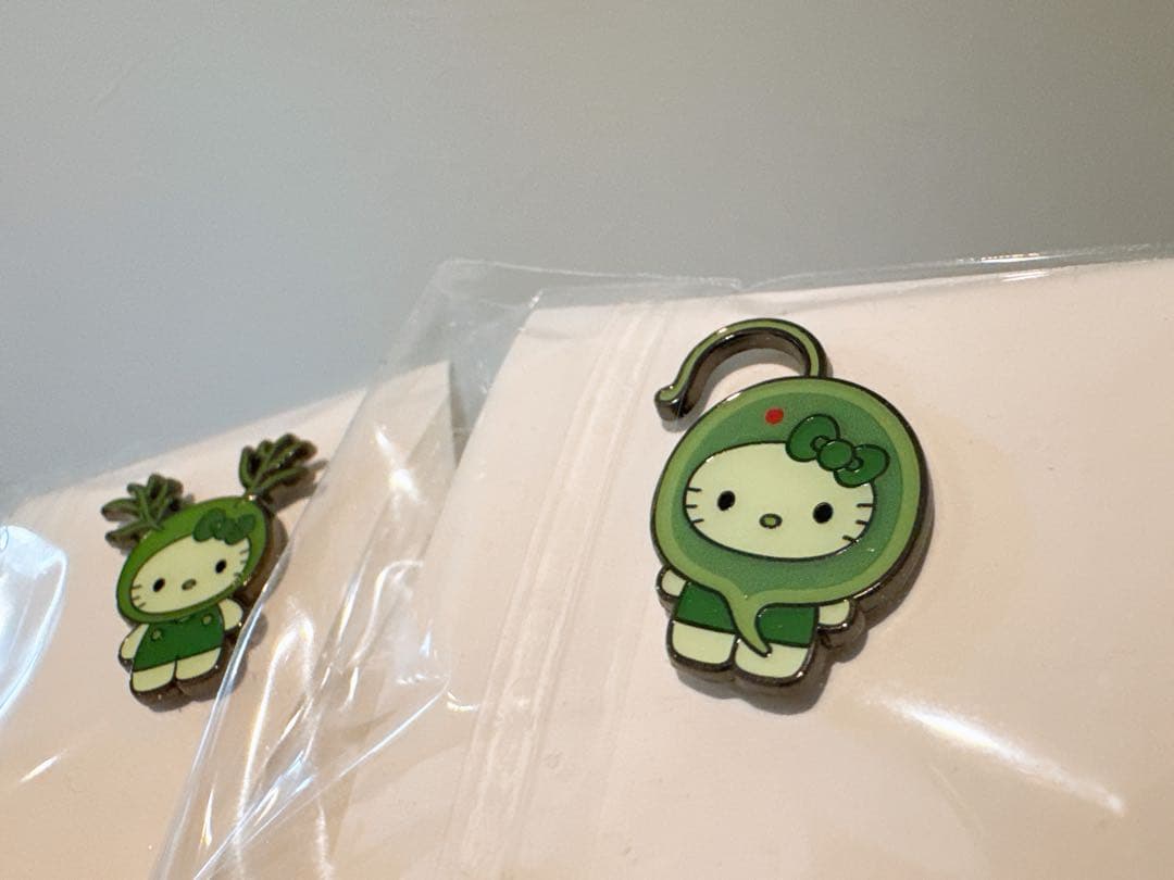 日本館限定　ピンバッジ　万博　ヒジキ　ウチワヒゲムシ　ケース付き　藻キティ　藻類