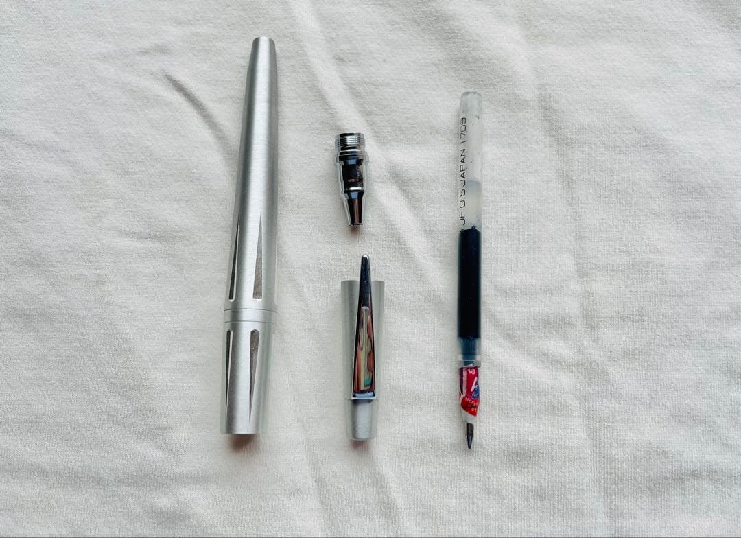 トンボ　ズーム2000 サラサが入ってます。